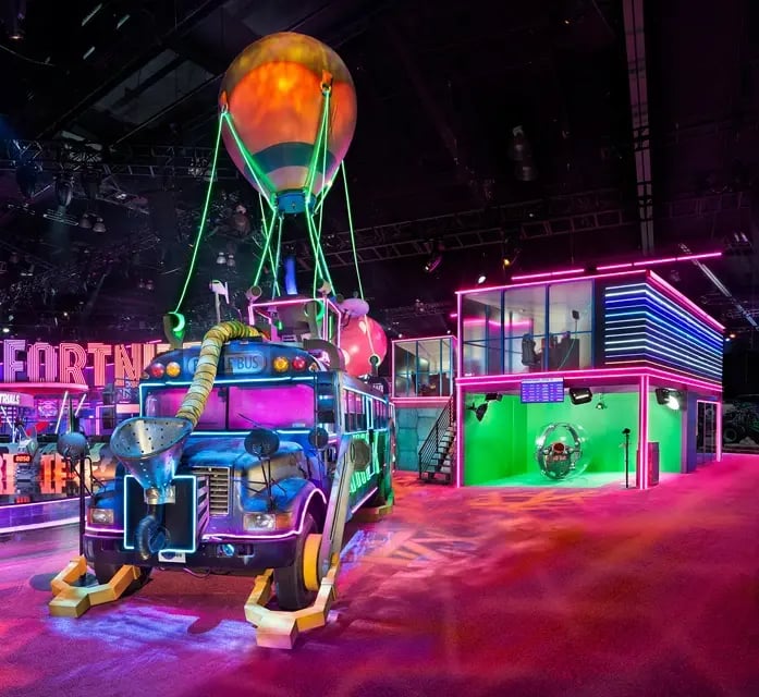 Epic-Games-Fortnite-E3-2019-booth-exhibit-doubledeck-battlebus005