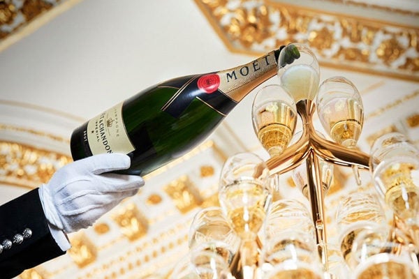 moet_chandon_champagne_pour_glasses_white_glove_fgpg_blog-600x400