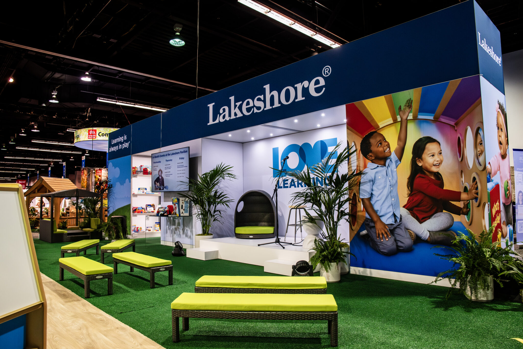 Lakeshore-NAEYC-back-stage-and-wall-FGPG-1-2048x1365