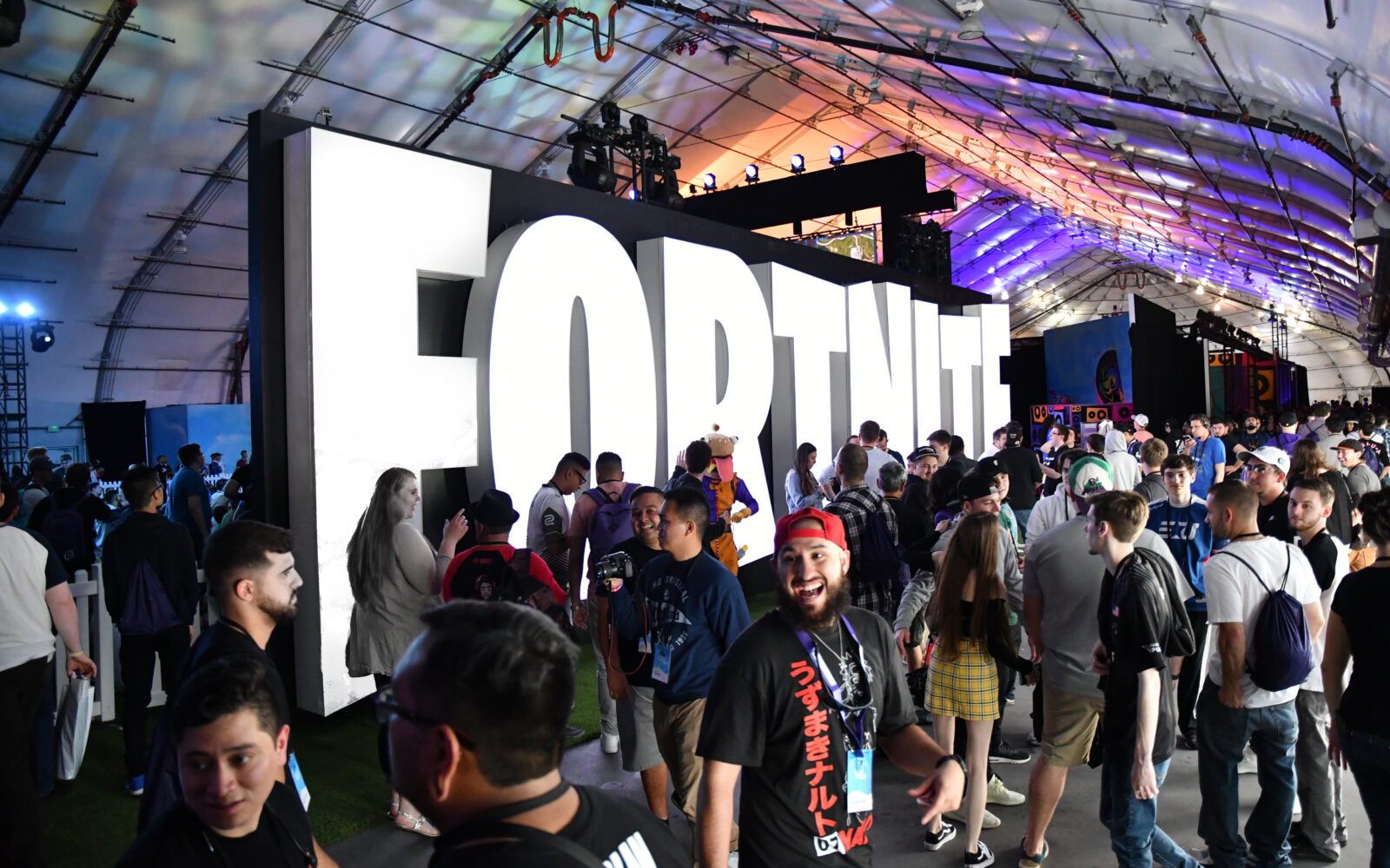 Twitchcon-Fortnite-Canned-letter-Crowd-Hero-FGPG-Experiential-2018-1600x1000