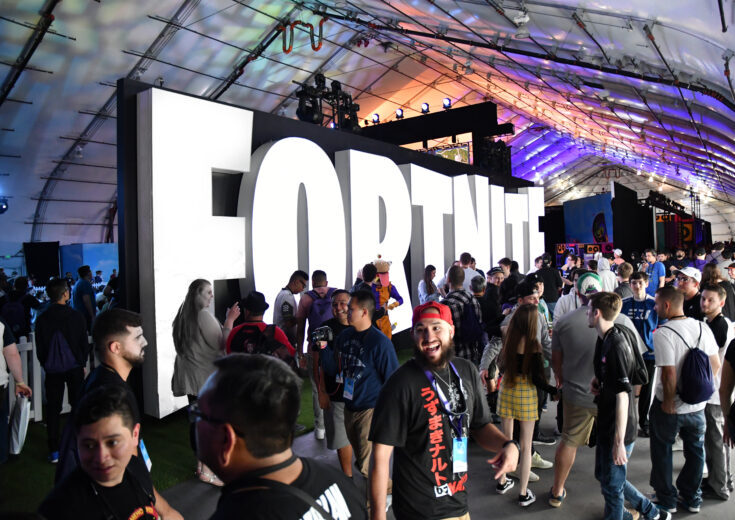 Twitchcon-Fortnite-Canned-letter-Crowd-Hero-FGPG-Experiential-2018-735x520