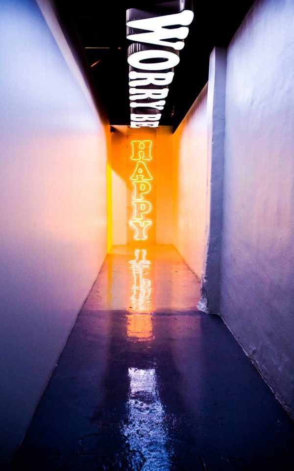 almay-influencer-event-happy-place-neon-light-sculpture-600x960