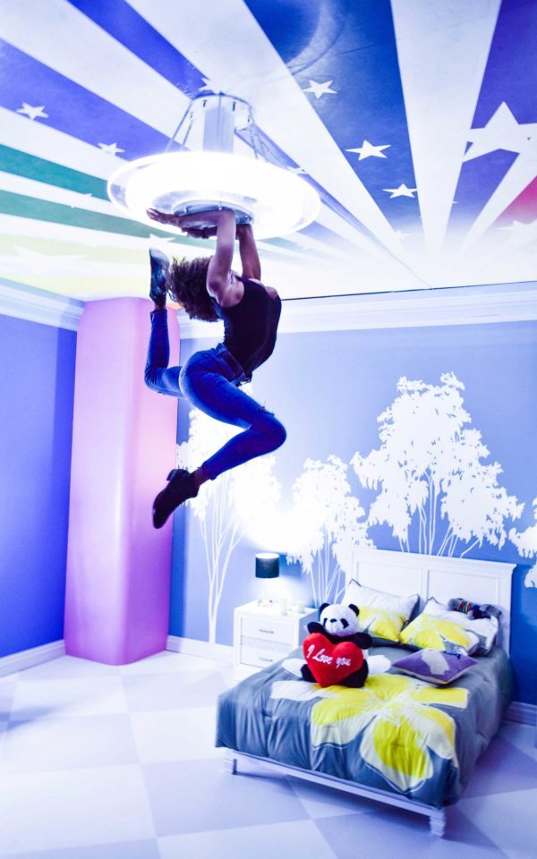 almay-product-launch-event-optical-illusion-woman-ceiling-photo-op-600x960