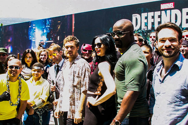 defenders-cast-fan-photo-netflix-activation-comic-con-600x400