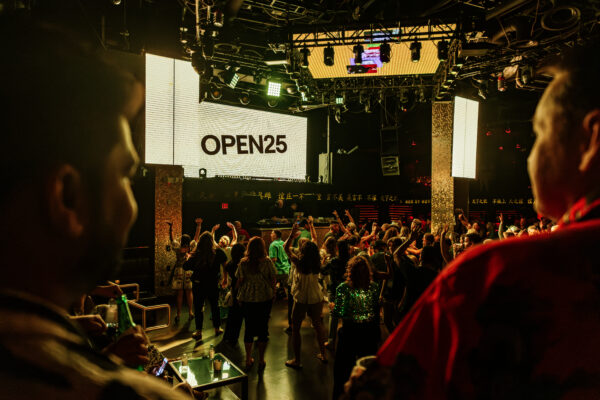 ebayopen25-fgpg-tao-Yello-dance-floor-1-1-600x400