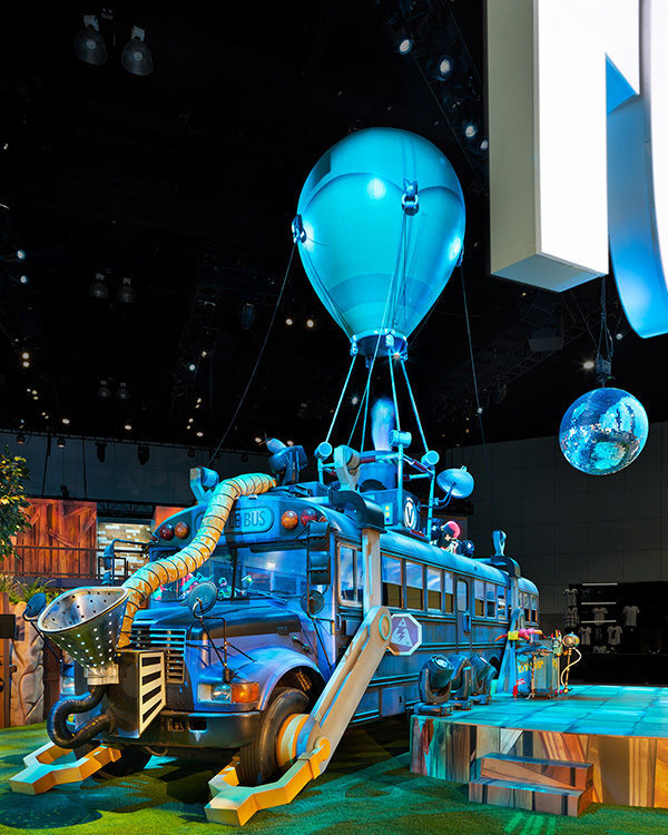 fortnite-fgpg-e3-battlbus-hanging-sign-600x750-1
