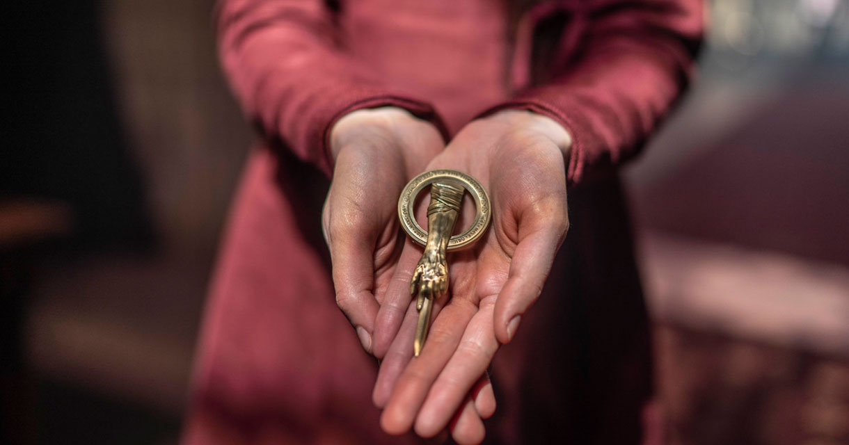 close up on hands holding a key at the game of thrones SXSW pop up experience