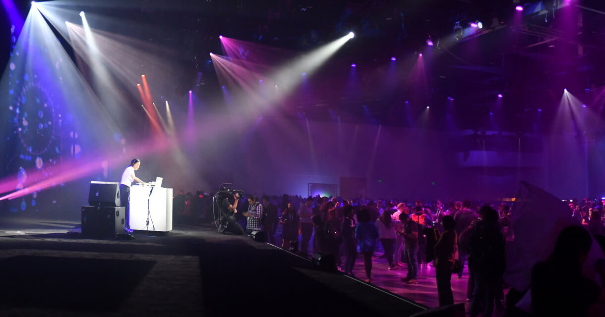 Oculus stage is presented while audience celebrates at E3 for the new roaring 20's article
